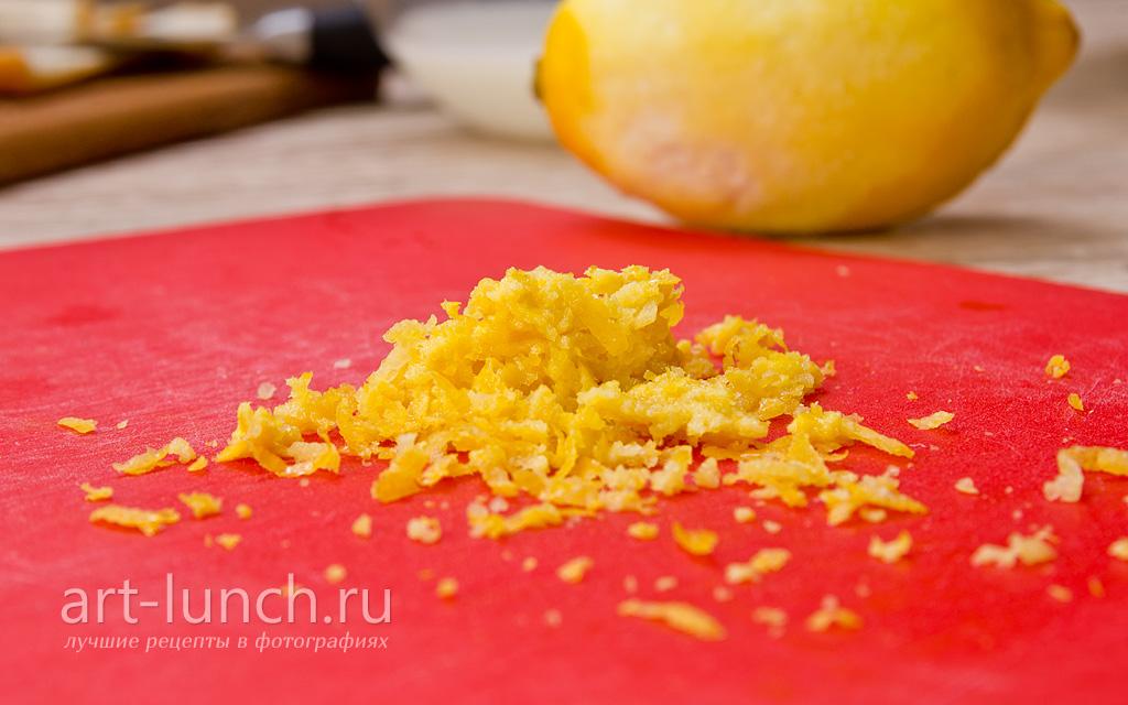 Фото 4-го шага рецепта Фрикадельки в томатном соусе с тыквой натираем на мелкой тёрке половину лимона