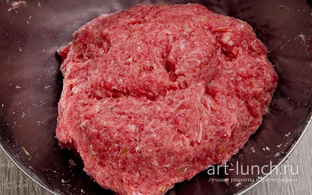Фото 6-го шага рецепта Фрикадельки в томатном соусе с тыквой Тщательно вымешиваем фарш