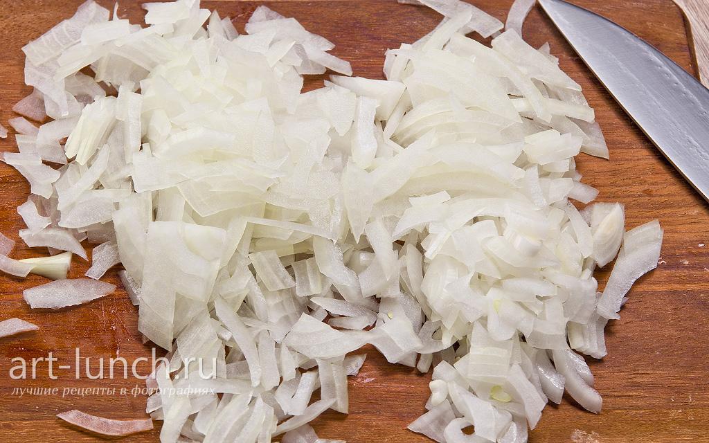 Фото 9-го шага рецепта Фрикадельки в томатном соусе с тыквой Очищаем лук и мелко его нарезаем