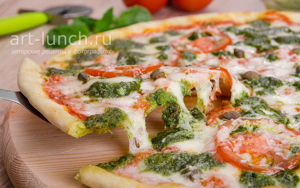 Домашняя пицца с сыром моцарелла и томатным соусом пассата