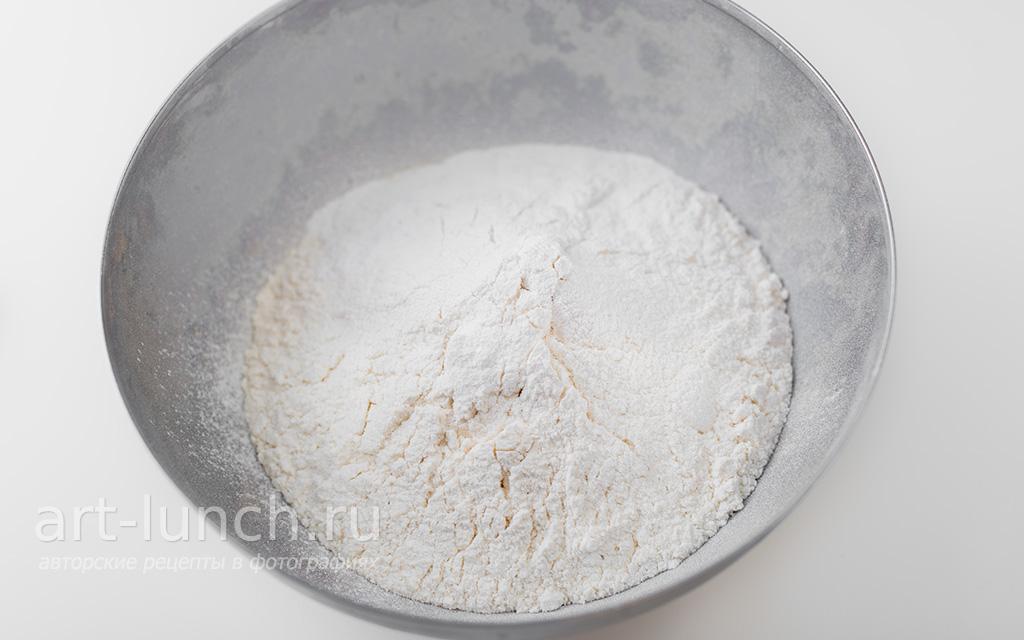 Смешиваем сухие ингредиенты: просеиваем вместе муку и разрыхлитель