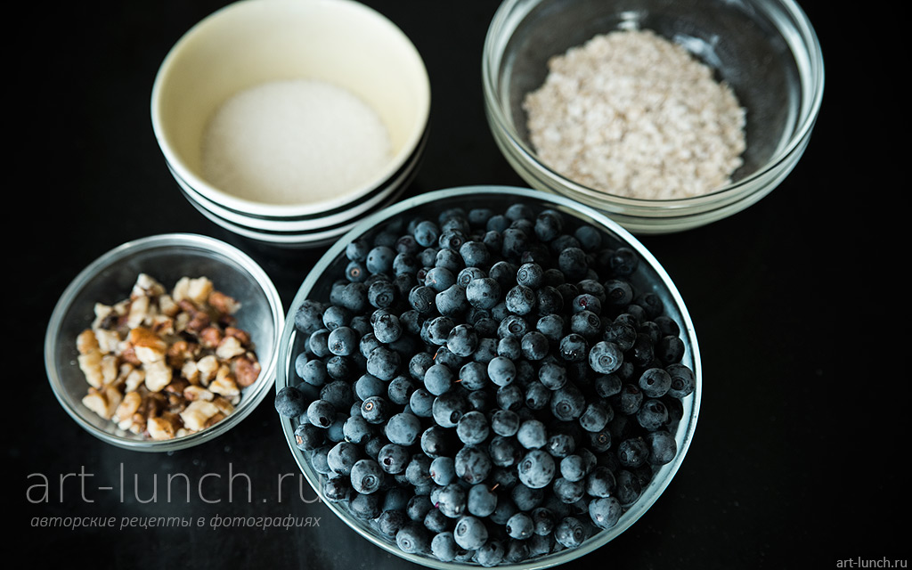 Фото приготовления полезной черничной галеты - шаг 4 Грецкие орехи рубим ножом на небольшие кусочки