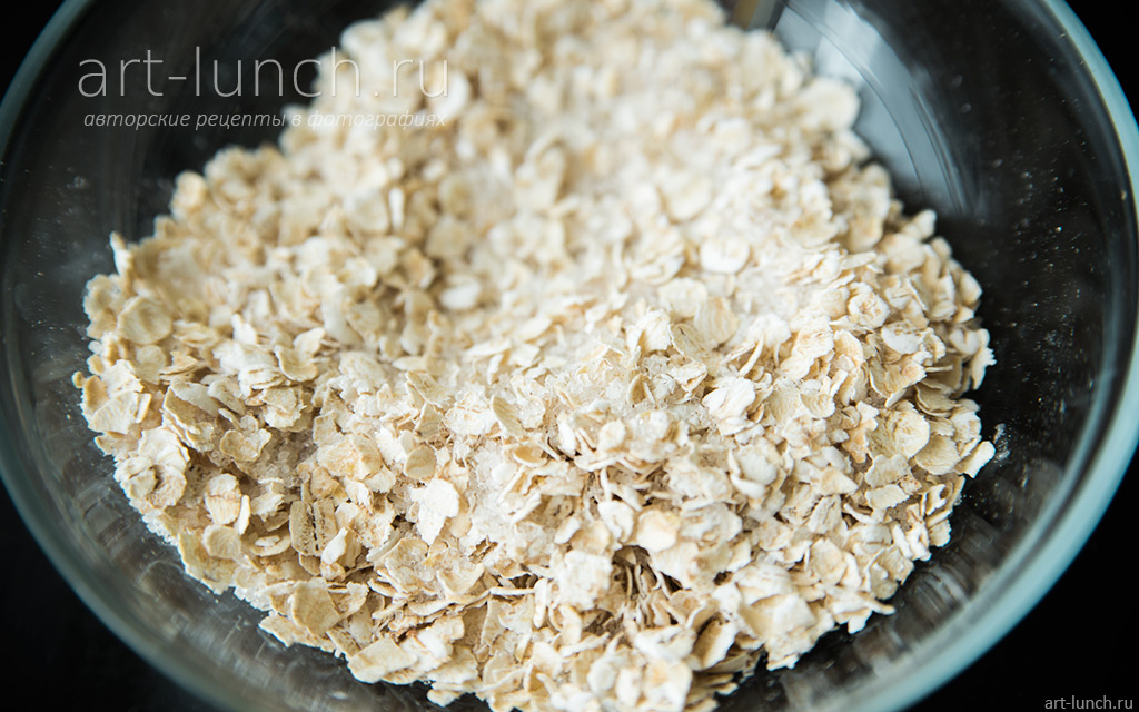 Фото приготовления полезной черничной галеты - шаг 6 Смешиваем овсяные хлопья и ванильный сахар