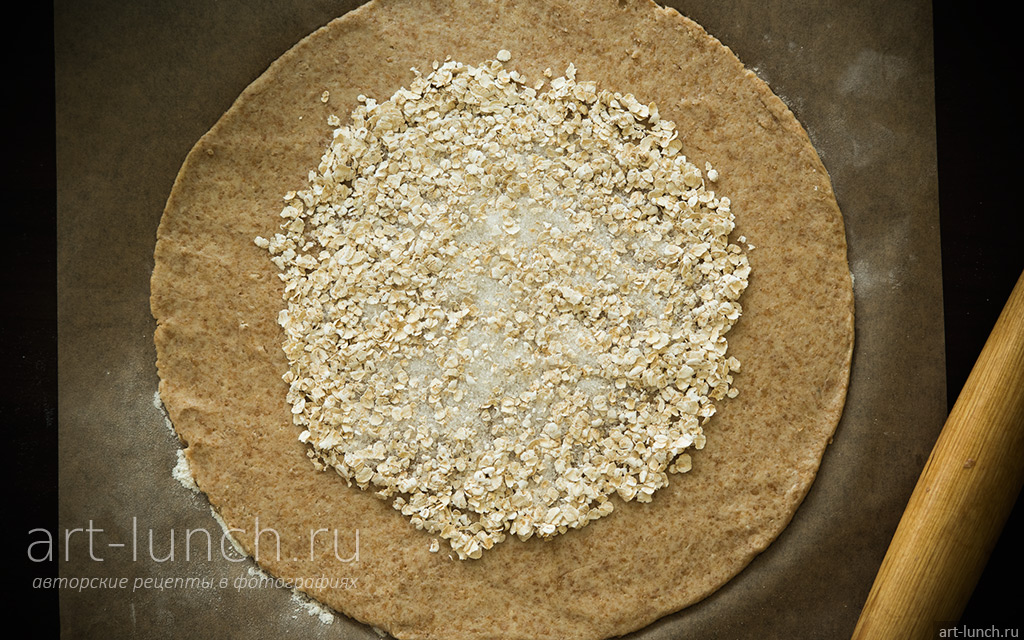 Фото приготовления полезной черничной галеты - шаг 8 Посыпаем тесто овсяными хлопьями