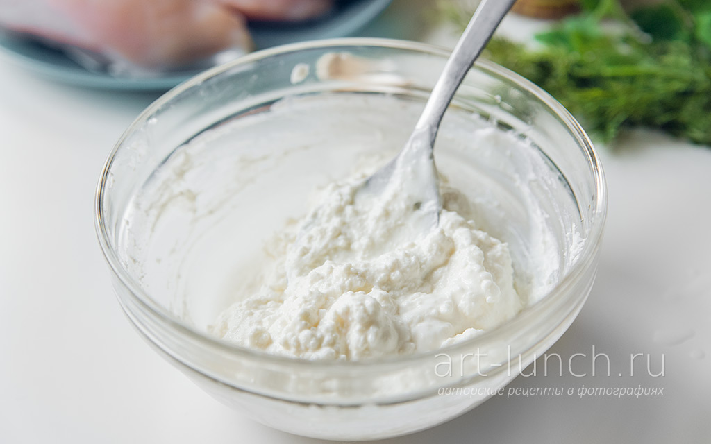 Фото приготовления пикантной курицы в горчичном соусе, шаг 2 кладём брынзу и йогурт и разминаем вилкой до однородного состояния