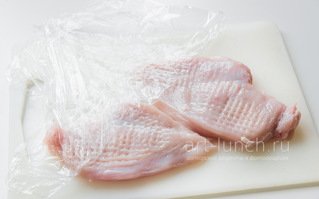 Фото приготовления пикантной курицы в горчичном соусе, шаг 4 Грудку слегка отбиваем, чтобы филе приняло более плоский вид