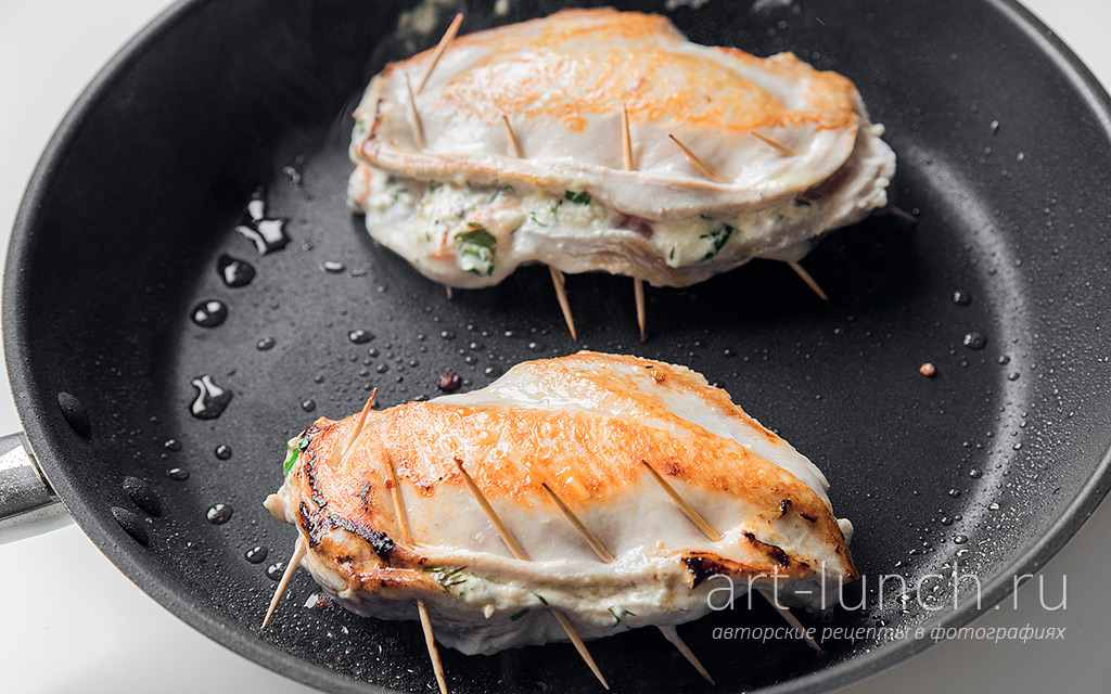 Фото приготовления пикантной курицы в горчичном соусе, шаг 7 обжариваем филе с двух сторон до образования золотистой корочки