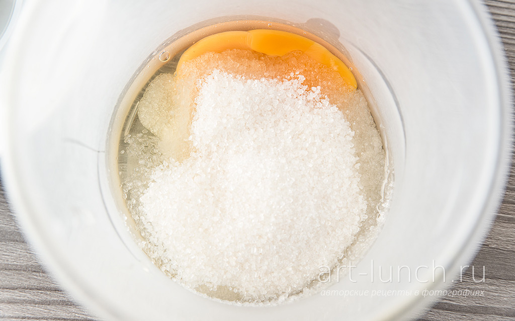 смешиваем яйцо с сахаром и взбиваем миксером