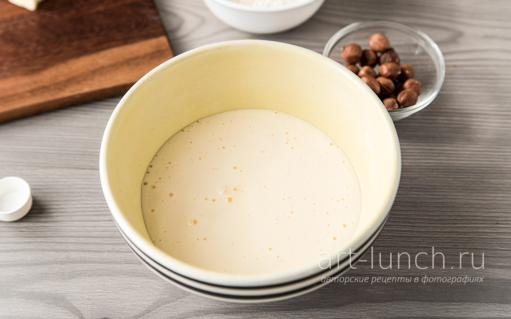 Получается светлая и слегка пышная масса