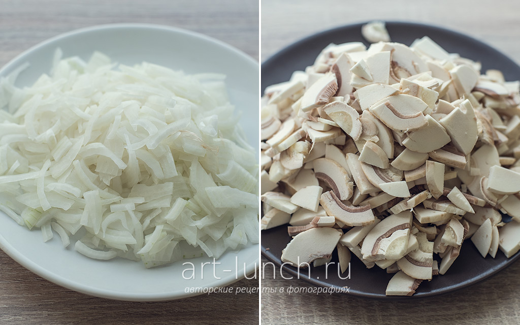 Нарезаем четвертькольцами лук и грибы