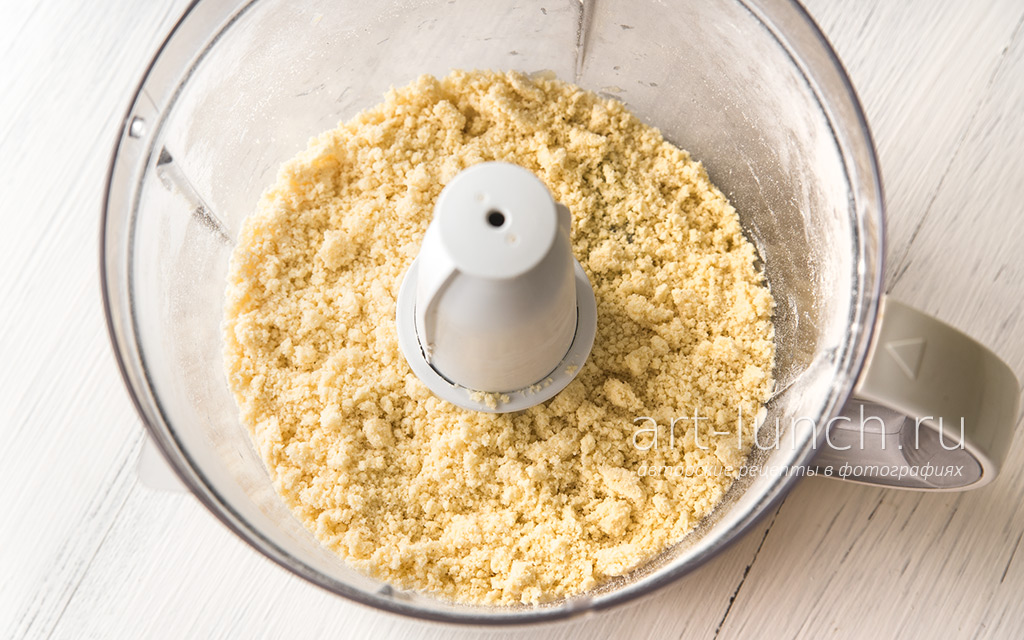 Смешиваем все ингредиенты в блендере до состояния крошки