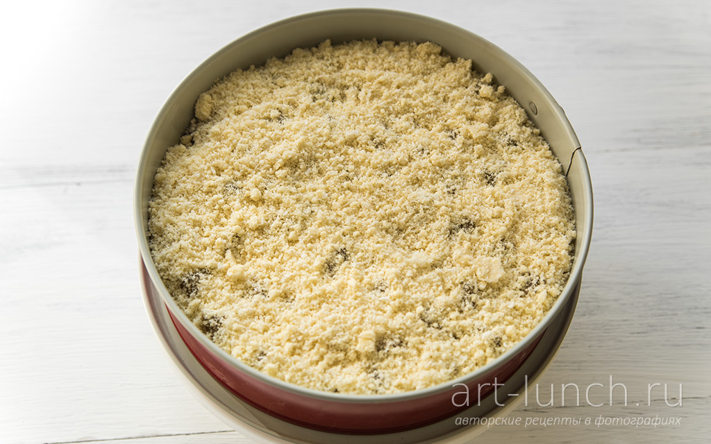 Равномерно распределяем эту крошку поверх слив