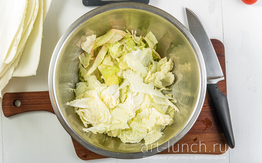 Фото 3-го шага рецепта: Картофельный салат с овощами и чесночной заправкой пекинскую капусту разрываем руками на кусочки