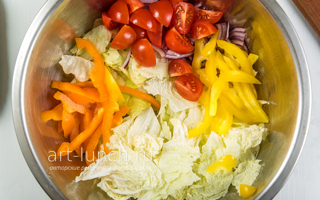 Фото 6-го шага рецепта: Картофельный салат с овощами и чесночной заправкой Разрезаем на четвертинки помидоры черри